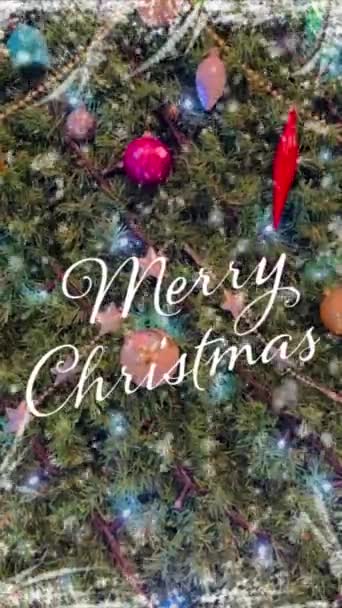 Close Decorações Árvores Natal Ornamentos Com Saudação Natal Efeito Movimento — Vídeo de Stock