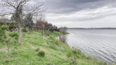 Avcilar, istanbul, Kucukcekmece Gölü 'nden Türkiye-Doğa manzaralı bulutlu hava ve kış mevsiminde