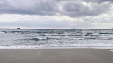 Kış mevsiminde sahilde dalgalar ve İstanbul 'daki Marmara Denizi' nde bulutlu hava.