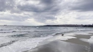 Kış mevsiminde sahilde dalgalar ve İstanbul 'daki Marmara Denizi' nde bulutlu hava.