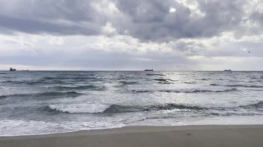 Kış mevsiminde sahilde dalgalar ve İstanbul 'daki Marmara Denizi' nde bulutlu hava.