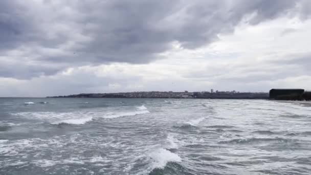 2009年12月11日土耳其伊斯坦布尔梅内克斯冬季海滩上的波浪和伊斯坦布尔马尔马拉海的多云天气 — 图库视频影像