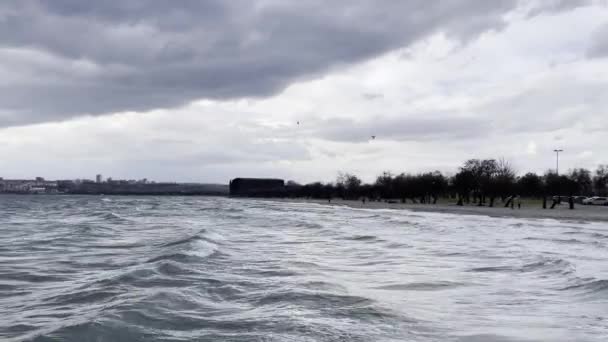Menekse Isztambuli Törökország December 2021 Hullámok Strandon Télen Felhős Időjárás — Stock videók