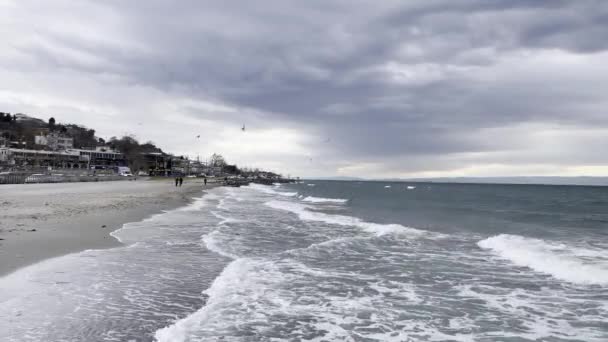 Menekse Estambul Turquía Diciembre 2021 Olas Playa Temporada Invierno Clima — Vídeo de stock