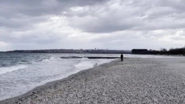 Menekşe, İstanbul, Türkiye-11 Aralık 2021 Kış mevsiminde sahilde dalgalar ve İstanbul 'da Marmara Denizi' nde bulutlu hava.