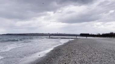 Menekşe, İstanbul, Türkiye-11 Aralık 2021 Kış mevsiminde sahilde dalgalar ve İstanbul 'da Marmara Denizi' nde bulutlu hava.