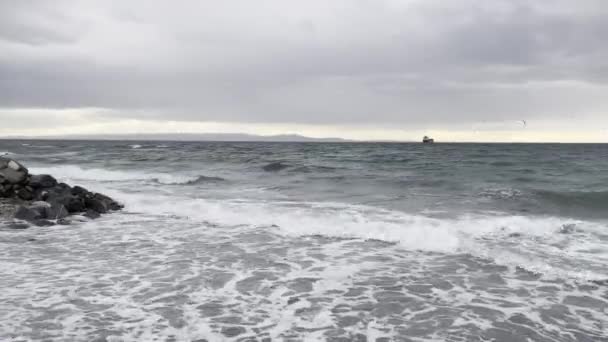 冬季海滩上的波浪和爱尔兰马尔马拉海的多云天气 — 图库视频影像