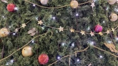 Noel ağacı süslemelerini ve süslerini Noel tebrikleriyle kapat