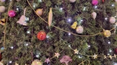 Noel ağacı süslemelerini ve süslerini Noel tebrikleriyle kapat