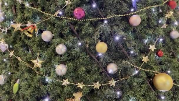 Close Decorazioni Albero Natale Ornamenti Con Auguri Natale — Video Stock