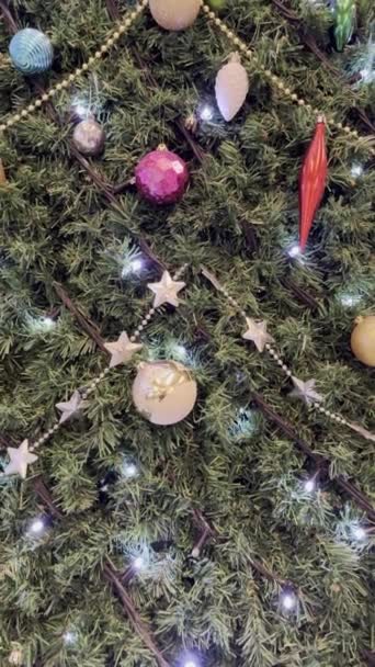 Weihnachtsbaumschmuck Und Schmuck Aus Nächster Nähe Mit Weihnachtsgruß — Stockvideo