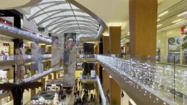 Atakoy, İstanbul, Türkiye-11 Aralık 2021 Aplus alışveriş merkezinin iç görünümü, İstanbul, Atakoy.