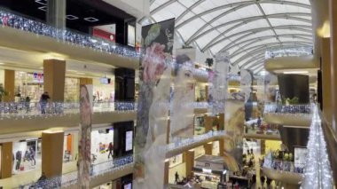 Atakoy, İstanbul, Türkiye-11 Aralık 2021 Aplus alışveriş merkezinin iç görünümü, İstanbul, Atakoy.