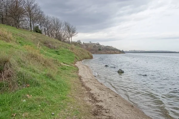 Avcilar, istanbul, Türkiye - 10 Aralık 2021.Pasaeli kamu parkı manzaralı Avcilar ilçesinde Kucukcekmece Gölü