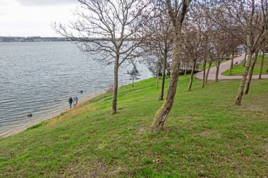 Avcilar, istanbul, Türkiye - 10 Aralık 2021.Pasaeli kamu parkı manzaralı Avcilar ilçesinde Kucukcekmece Gölü