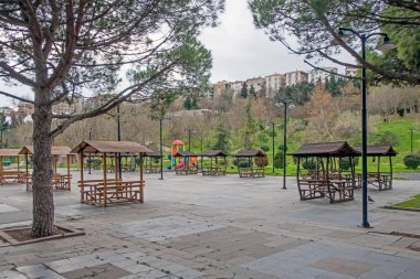 Avcilar, istanbul, Türkiye - 10 Aralık 2021.Pasaeli kamu parkı manzaralı Avcilar ilçesinde Kucukcekmece Gölü