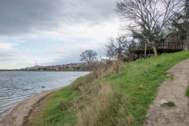 Avcilar, istanbul, Türkiye - 10 Aralık 2021.Pasaeli kamu parkı manzaralı Avcilar ilçesinde Kucukcekmece Gölü