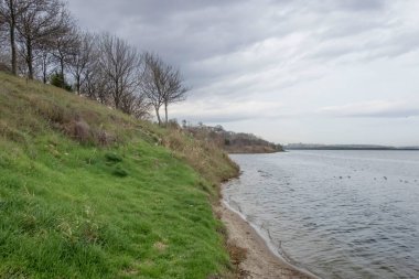 Avcilar, istanbul, Türkiye - 10 Aralık 2021.Pasaeli kamu parkı manzaralı Avcilar ilçesinde Kucukcekmece Gölü