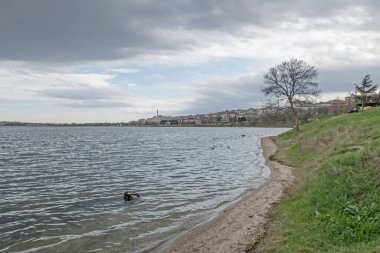 Avcilar, istanbul, Türkiye - 10 Aralık 2021.Pasaeli kamu parkı manzaralı Avcilar ilçesinde Kucukcekmece Gölü