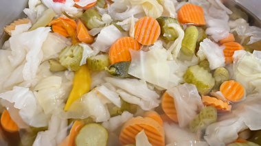 Geleneksel Türk sofrası tadı, turşusu (tursu)