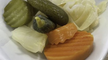 Geleneksel Türk sofrası tadı, turşusu (tursu)