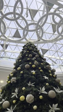 Florya Aqua Alışveriş Merkezi 'nde İstanbul, Türkiye-11 Aralık 2021 Yılbaşı süsleri ve Noel ağacı.