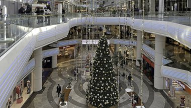 Florya Aqua Alışveriş Merkezi 'nde İstanbul, Türkiye-11 Aralık 2021 Yılbaşı süsleri ve Noel ağacı.