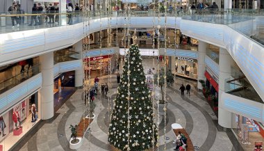 Florya Aqua Alışveriş Merkezi 'nde İstanbul, Türkiye-11 Aralık 2021 Yılbaşı süsleri ve Noel ağacı.