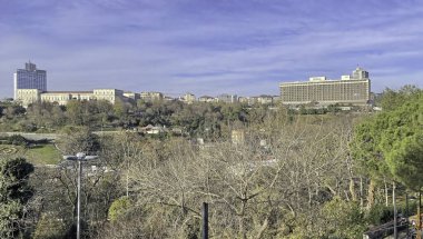 İstanbul, Türkiye-10 Aralık 2021 Macka demokrasi parkından, yanındaki otelleri ve modern binaları ile birlikte.