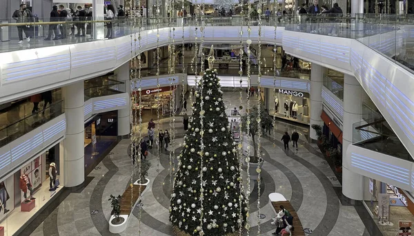 Florya Aqua Alışveriş Merkezi 'nde İstanbul, Türkiye-11 Aralık 2021 Yılbaşı süsleri ve Noel ağacı.