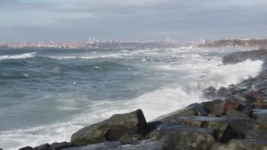 İstanbul, İstanbul 'da kış mevsiminde Marmara Denizi' nde Güneybatı ve şiddetli dalgalar