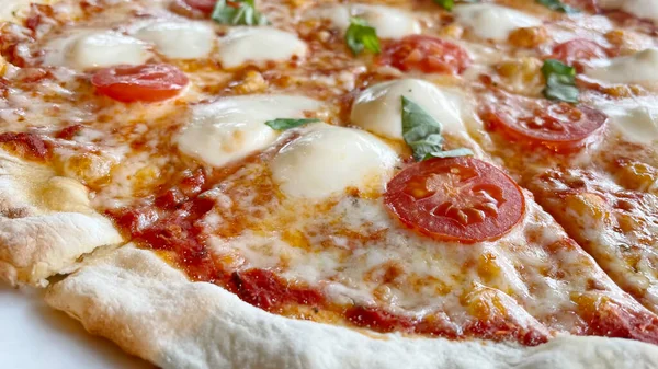 Gotowe Spożycia Kawałki Pizzy Serem Pomidorami — Zdjęcie stockowe