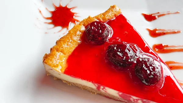 Ready Eat Raspberry Cheesecake White Plate — Zdjęcie stockowe