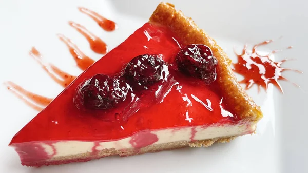 Gâteau Fromage Framboise Prêt Manger Sur Une Assiette Blanche — Photo