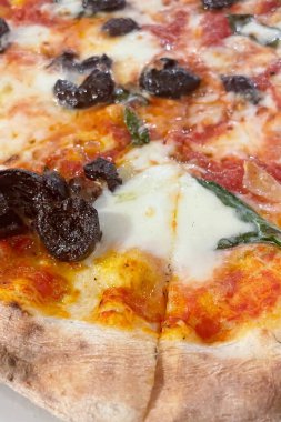 Close ready to eat cheese pizza and slices on plate