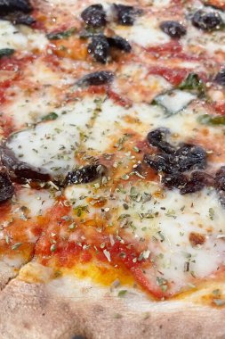 Close ready to eat cheese pizza and slices on plate