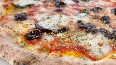 Close ready to eat cheese pizza and slices on plate