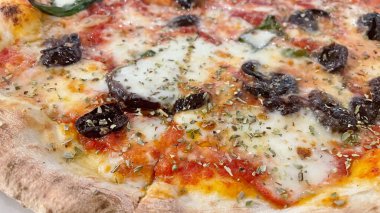 Close ready to eat cheese pizza and slices on plate