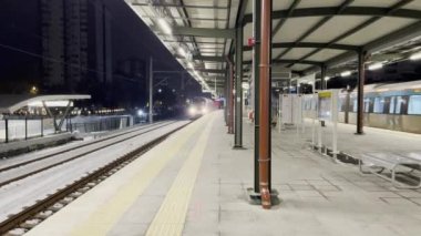 İstanbul 'un en önemli ulaşım metrolarından biri olan İstanbul, Türkiye-27 Ocak 2022 Marmaray. Kış mevsiminde istasyon ve trenler.