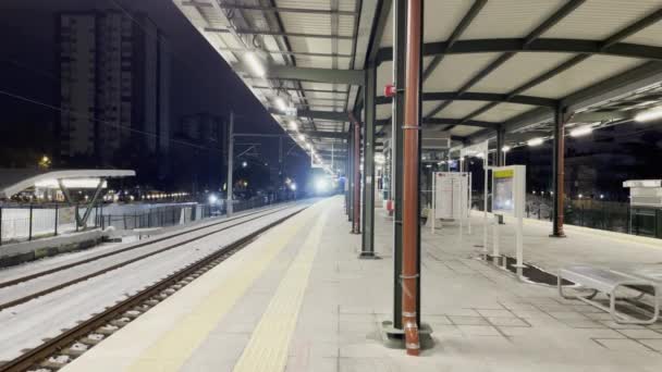 土耳其伊斯坦布尔至2022年1月27日 马尔马雷 伊斯坦布尔最重要的交通要道之一 冬季车站和火车 — 图库视频影像