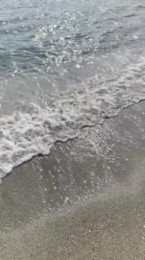 Kışın deniz kenarında ve berrak