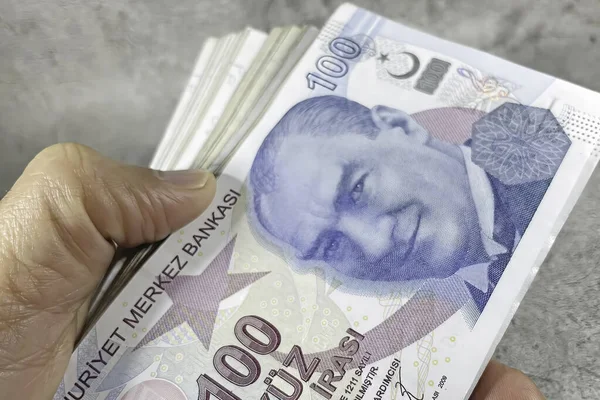 100枚土耳其里拉钞票在手 — 图库照片