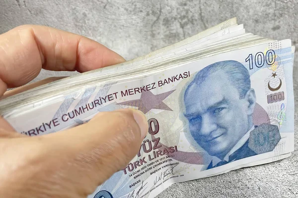 100 Банкнот Турецкой Лиры Руке — стоковое фото