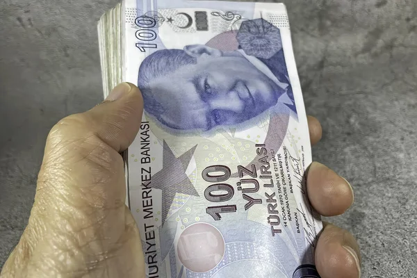 Billetes 100 Liras Turcas Mano —  Fotos de Stock