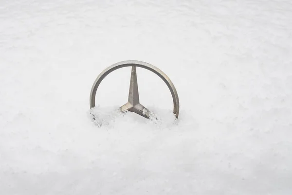 トルコ イスタンブール 2022年1月23日冬の豪雪下での車とメルセデスのロゴ — ストック写真