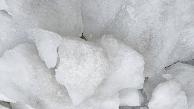 Kar yağdıktan sonra buz ve buz oluştu