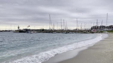 evilkoy, istanbul, Türkiye-12022 Sahil manzaralı modern binalar ve İstanbul 'un Marmara Denizi kıyısındaki bir banliyösü olan Yeşilköy' ün güzel doğası. 