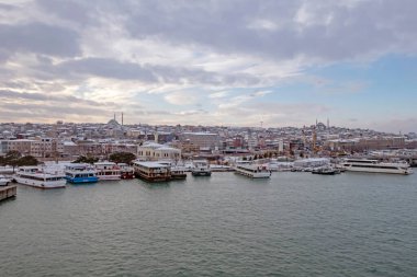 İstanbul, Türkiye-25 Ocak 2022 İstanbul, Avrupa ve Asya kıtaları arasındaki rüya şehridir. Kış mevsiminde tarihi yarımadadan modern, tarihi ve doğal güzelliklere sahip şehir manzarası