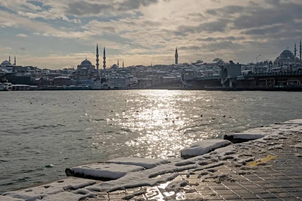 伊斯坦布尔是欧洲大陆和亚洲大陆之间的梦想之城 冬季城市景观与历史半岛的现代 历史和自然美景 — 图库照片