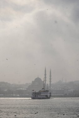 İstanbul, Türkiye-24 Ocak 2022 İstanbul, Avrupa ve Asya kıtaları arasındaki rüya şehridir. Kış mevsiminde tarihi yarımadadan modern, tarihi ve doğal güzelliklere sahip şehir manzarası.